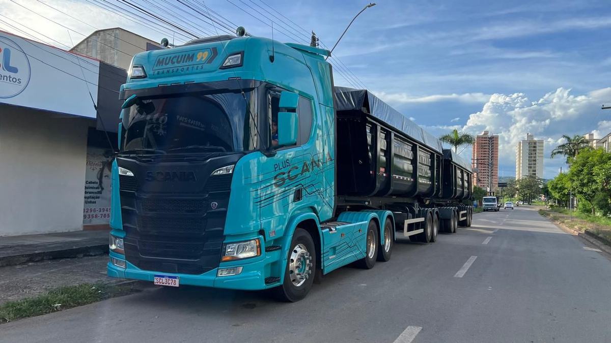 Scania com rodocaçamba e lona da Rainha das Lonas