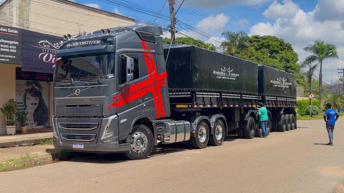 Volvo FH com graneleiro Guerra e lona da Rainha das Lonas